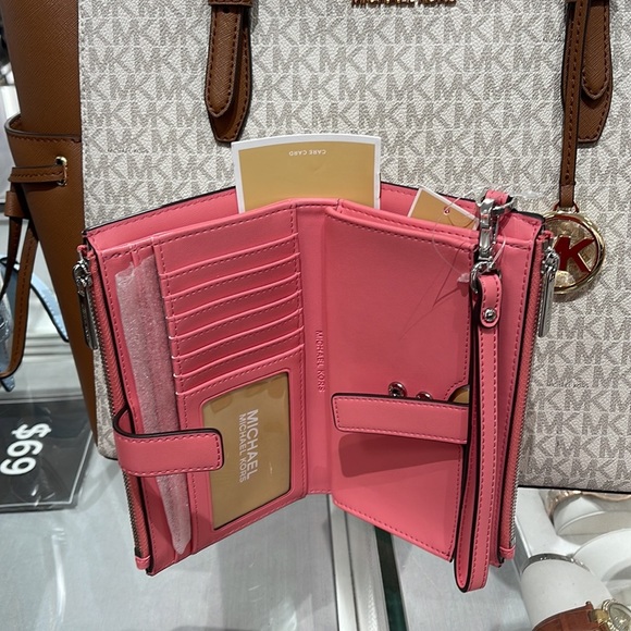 MICHAEL KORS JET SET TRAVEL 35S3GTVW7J LIGHT SAGE LG DOUBLE ZIP WRISTLET-WALLET - Picture 10 of 16